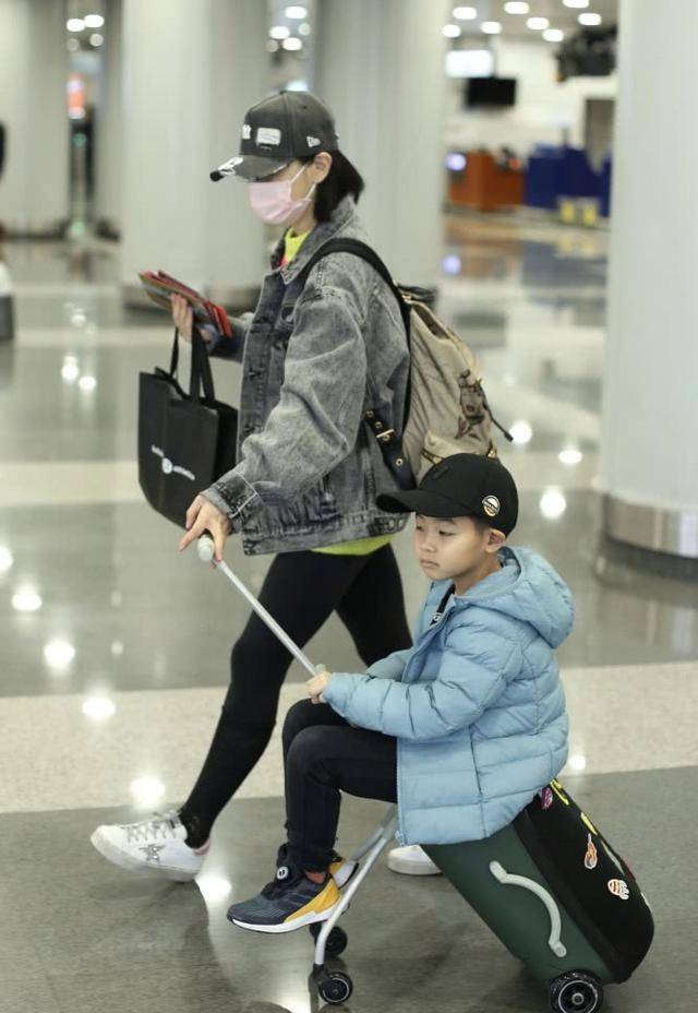 东北|44岁胡可带俩儿子现身,粗布牛仔配紧身裤,东北宋仲基有点发福了