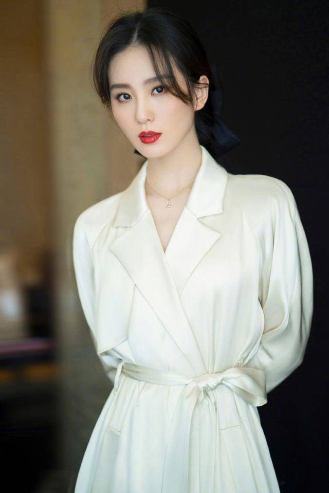 腰带|又被刘诗诗折服，睡衣当风衣穿像贵妇，却用腰带勒出好身材