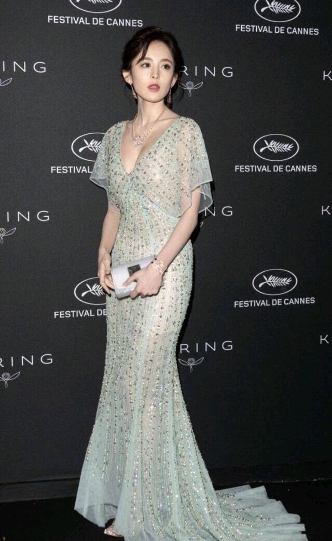 整体|古力娜扎不再低调了，穿墨绿色V领裙复古又优雅，A4腰线惹人惊艳