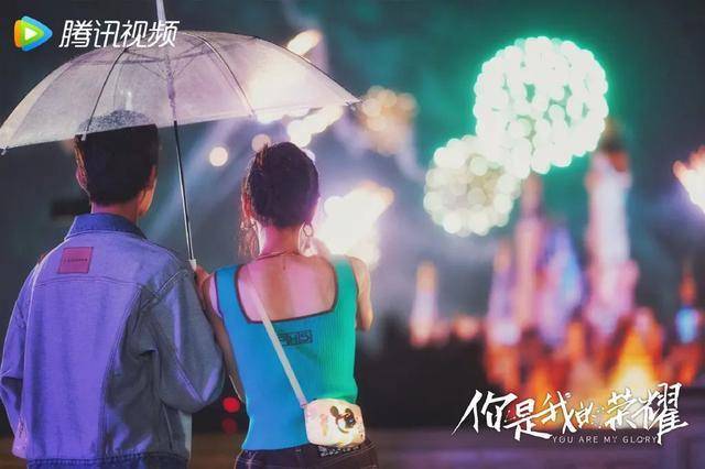 甜度|壹周潮话题｜“荣耀夫妇”七夕共游迪士尼，前方甜度预警
