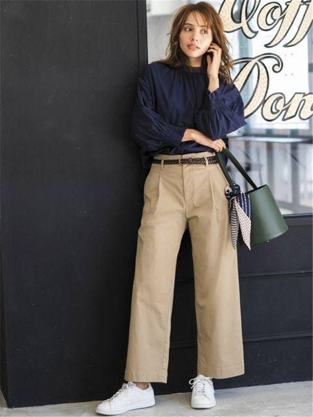 显得|今年流行的“卡其裤”怎么搭？与其打扮时髦，不如穿得高级又显白