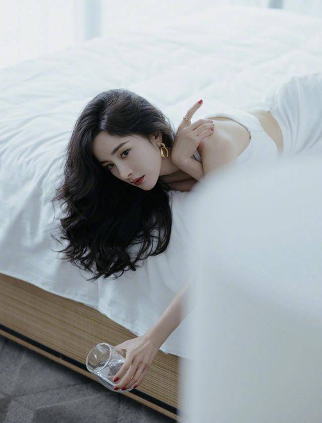 杨幂|又被杨幂惊艳到了，穿“断层”白裙露一截腰，还开高叉秀腿绝了