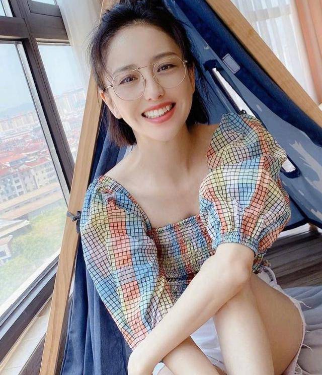 条纹|包臀裙过时了,佟丽娅将百褶裙带火了,搭配条纹上衣很好看
