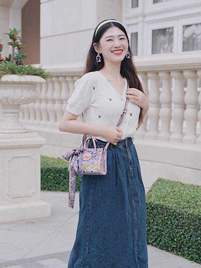 颜色|精致的女人自带气场，针织衫配半身裙，女人30岁一样可以很高级
