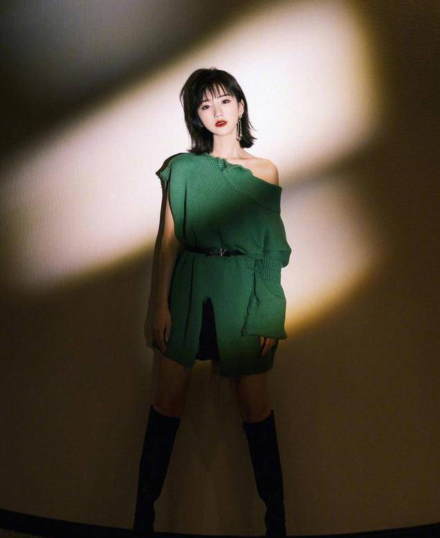 职场|长筒靴和半身裙的这套搭配会更加的职场化