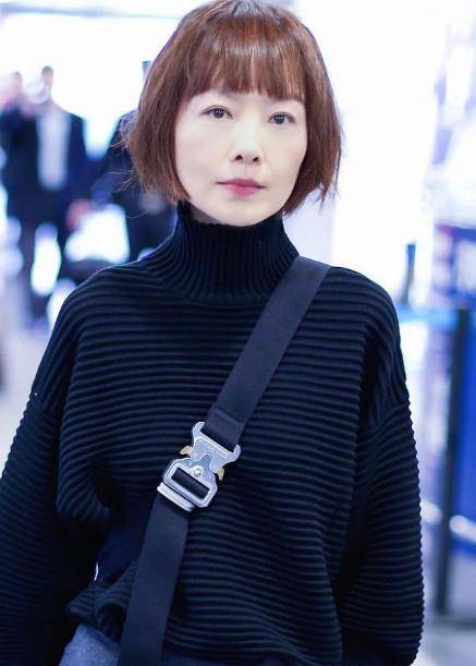 差距|鲁豫两次机场秀背同一款包，摘掉墨镜差距真挺大，毕竟快50的人了