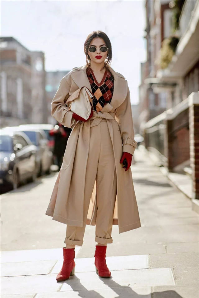 显得|今年流行的“卡其裤”怎么搭?与其打扮时髦,不如穿得高级又显白