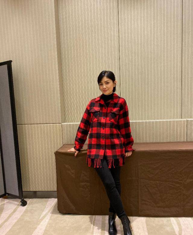 东北|44岁胡可带俩儿子现身,粗布牛仔配紧身裤,东北宋仲基有点发福了