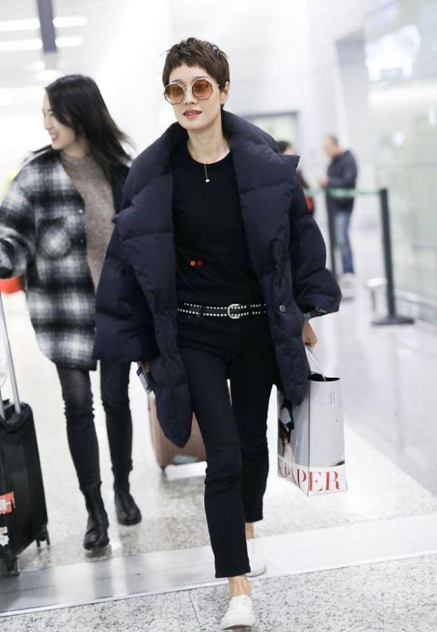 黑色|马伊琍走机场,穿羽绒服配“小樱桃”夏衣,皮肤白嫩露出久违笑容