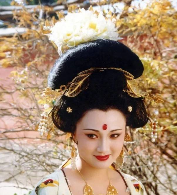 美人|别再吹捧直角肩了!来,让这五位女演员告诉你,溜肩究竟有多美!