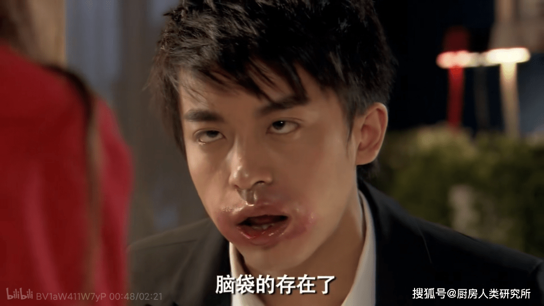 比较有名的大概就是《爱情公寓》里,张伟对小龙虾过敏了:过敏,尤其是