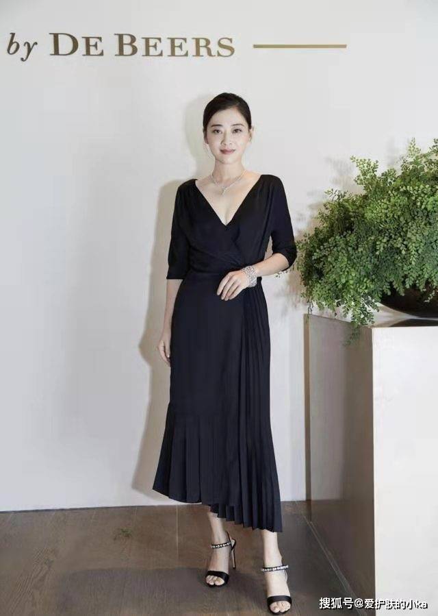 感觉|梅婷才是真正的时髦精！穿“白+黑”不仅不显老，反倒精致又高级