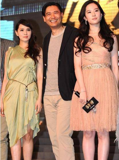 面料|伊能静扮嫩很成功,一袭缎面露肩裙,与小19岁刘亦菲同框不显老