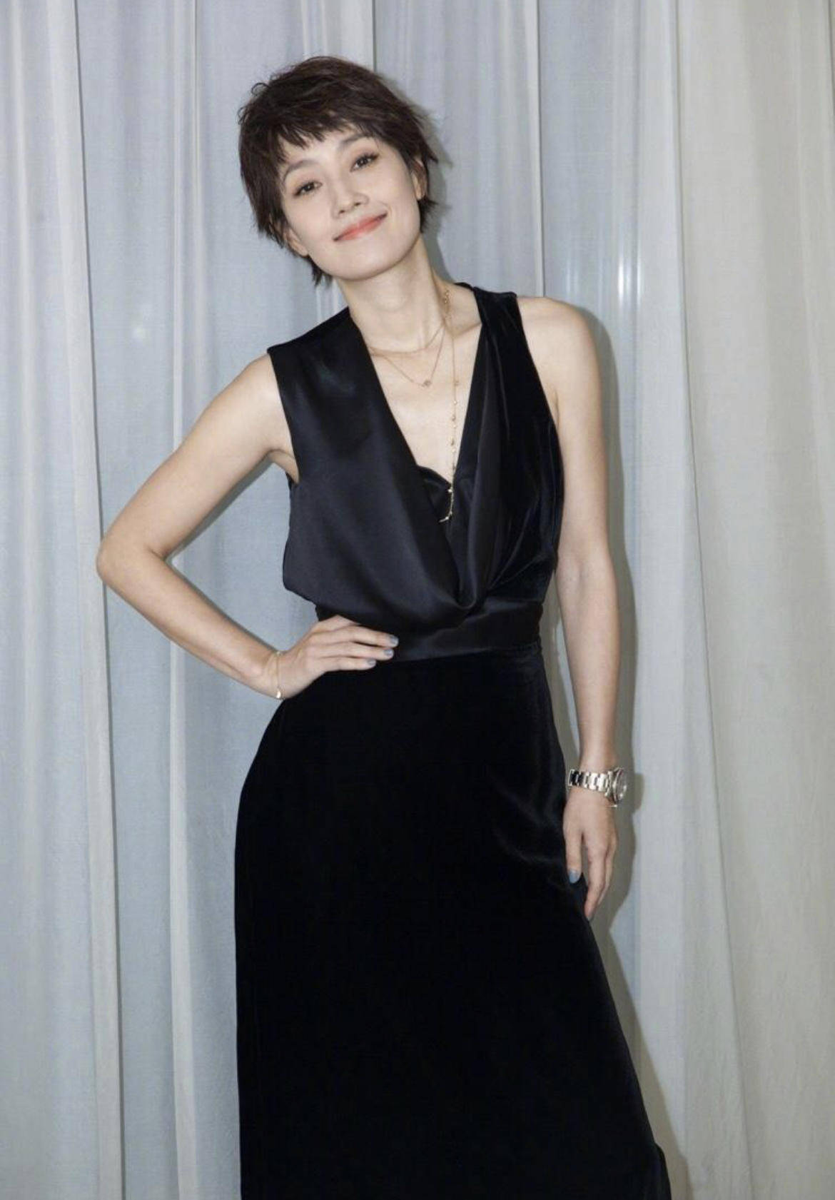 辣妈|马伊琍才是“辣妈圈”顶流，穿藏青色开衫搭配阔腿裤，减龄时髦