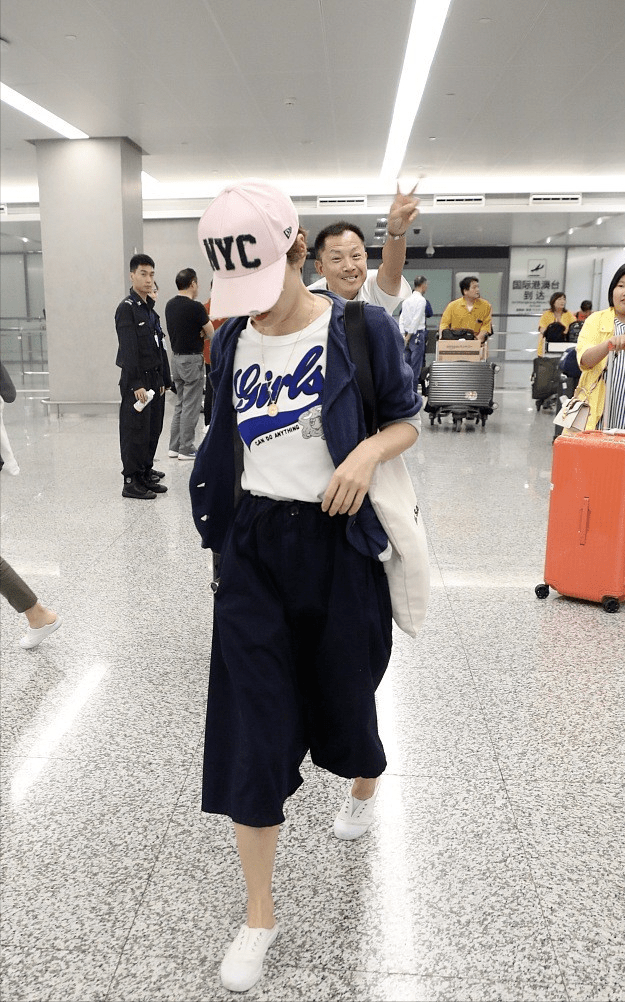 辣妈|马伊琍才是“辣妈圈”顶流,穿藏青色开衫搭配阔腿裤,减龄时髦