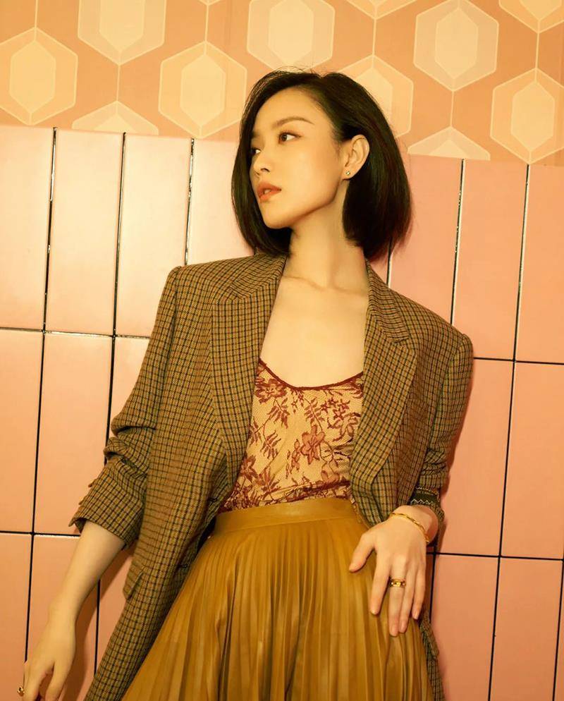 设计|今年秋天的流行色系穿搭，不是黑白灰，而是大地色，复古又高级