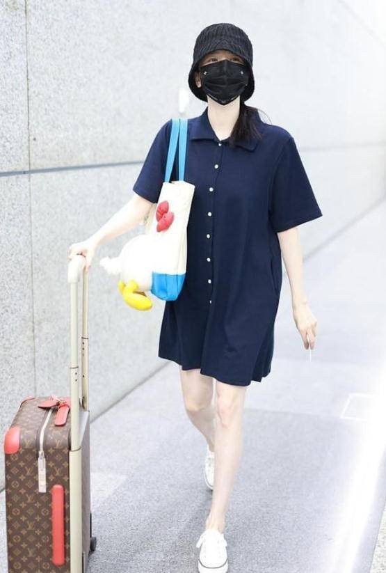 小姑娘|陈小纭化身小姑娘穿搭，拖着名牌行李箱很吸睛，外面还套个保护膜