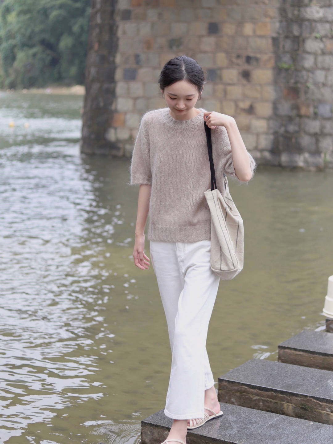 卫衣|气质女人秋天都不会乱穿衣,用卫衣搭配百褶裙俏皮灵动,活泼减龄