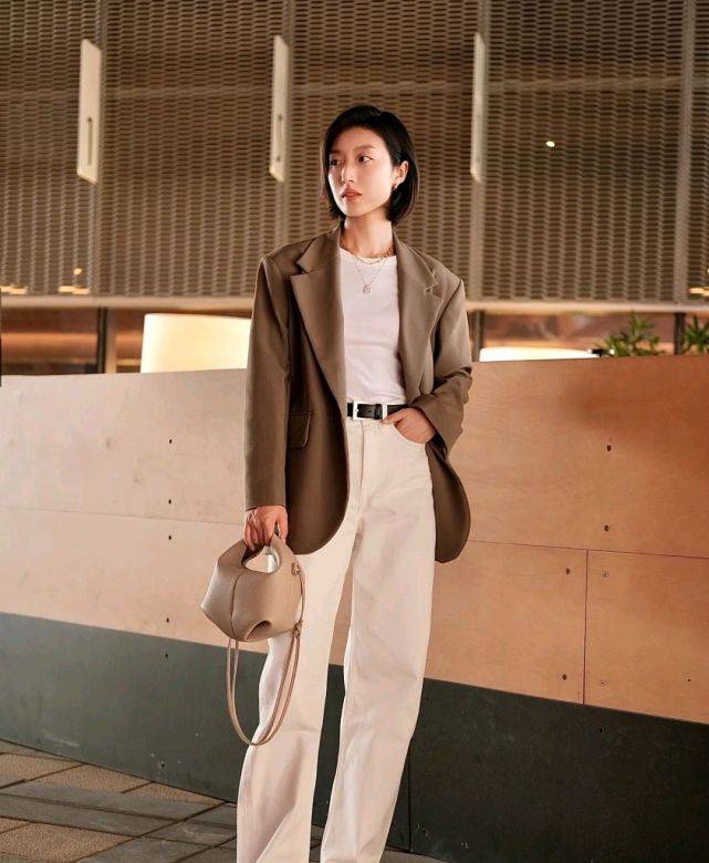 服装|只要穿对了，就能轻松成为精致的女人，与年龄无关