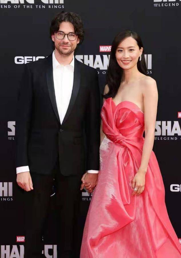 显得|陈法拉婚后罕露面,穿廉价礼服裙角破一块,礼服不合身直往下掉