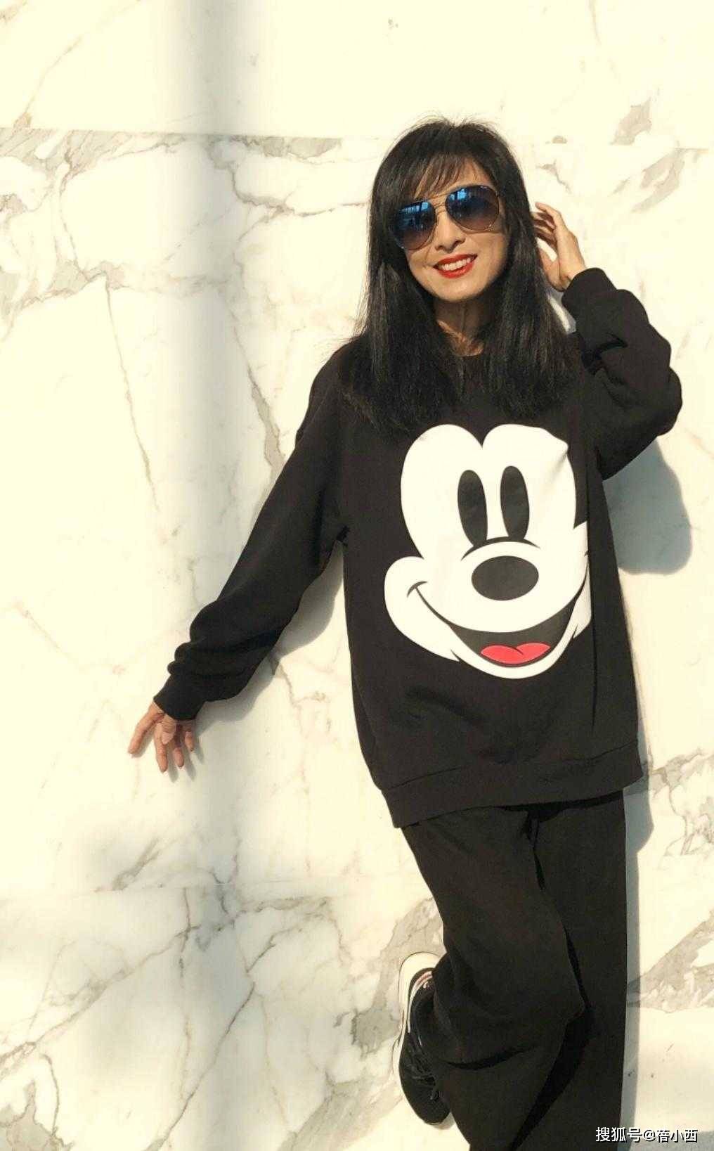 进行|米雪真是65岁的年纪35岁的身材，穿挂脖上衣配阔腿裤，像个年轻人