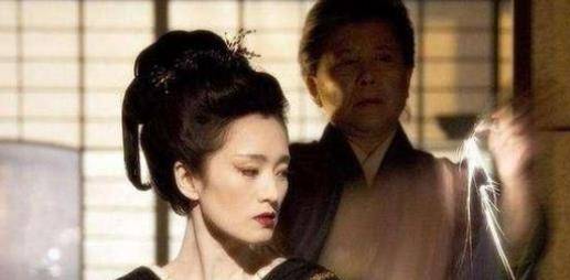 身材|55岁巩俐穿露背裙太性感，丰满身材太吸睛，背部肌肉发达