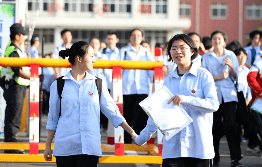 校服|选择中式校服还是西式校服，这反差太真实，你更喜欢哪种风格