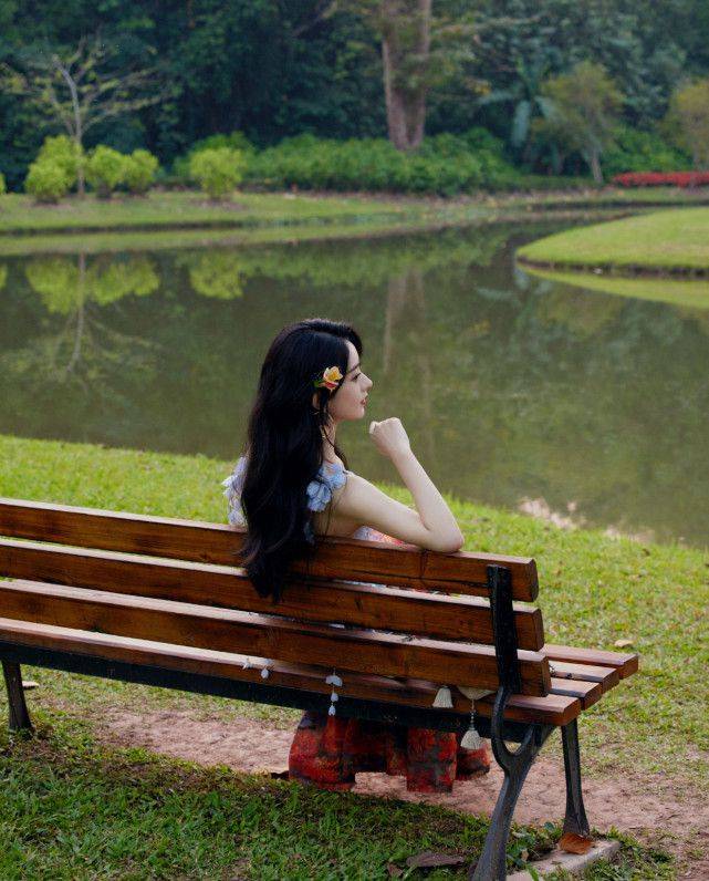 赵丽颖|赵丽颖晒美照，小圆脸精致又可爱，穿羽毛裙变身小仙子