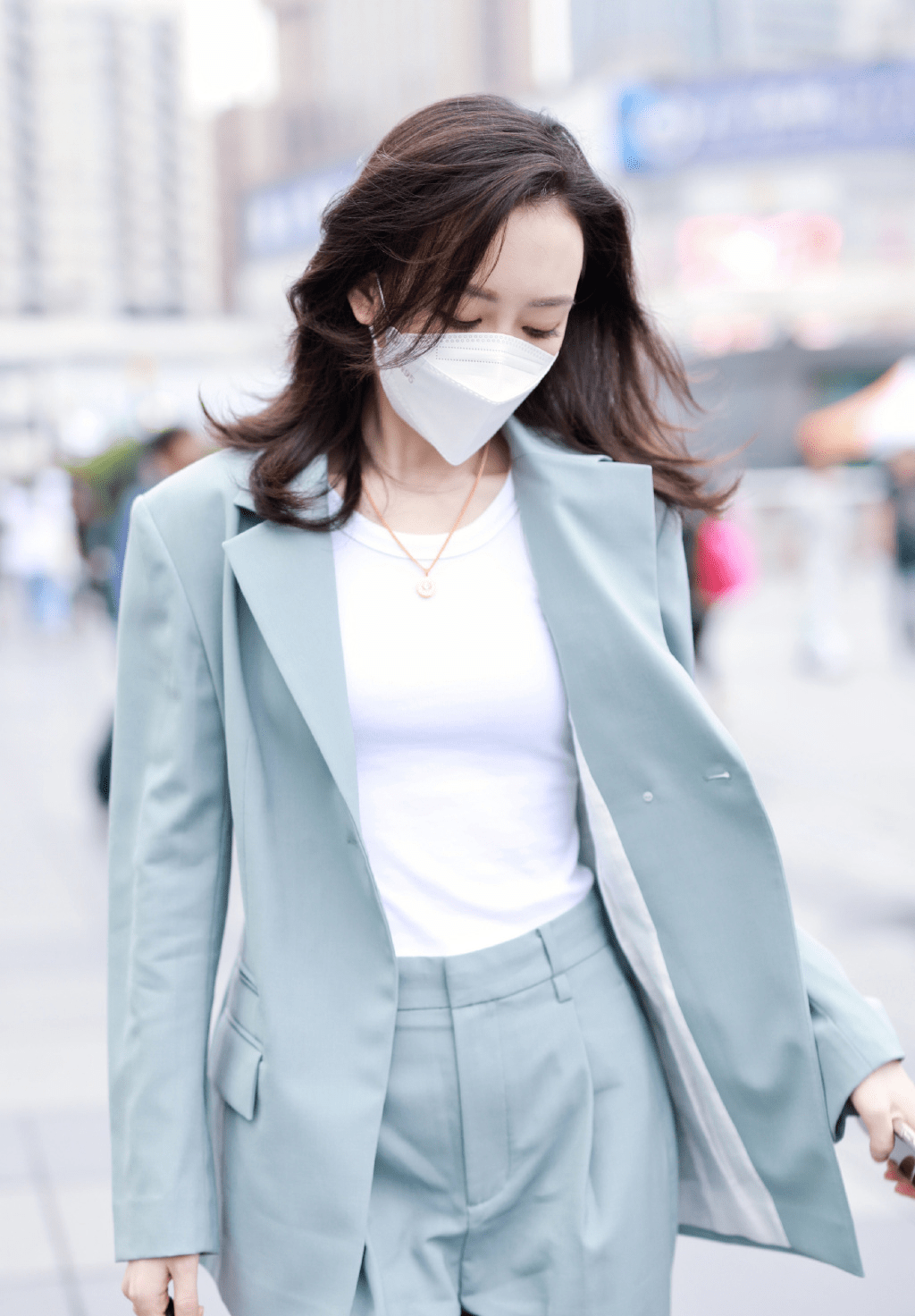 王鸥|王鸥带火了一种穿法，叫“衬衫+阔腿裤”，利落潇洒又有气场