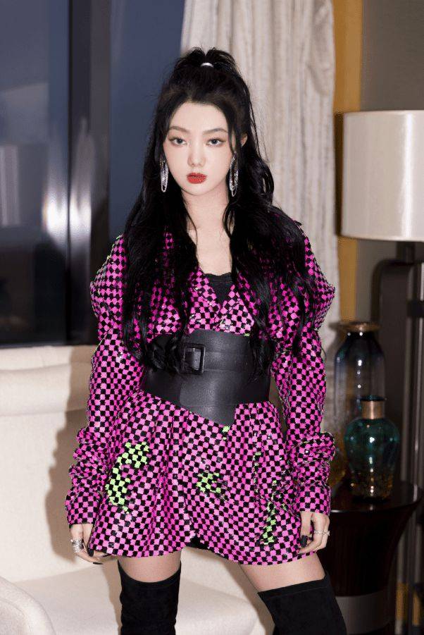 黑色|李紫婷腰有多细?最小码短裙还得加腰带,秀出“巴掌腰”惹人爱