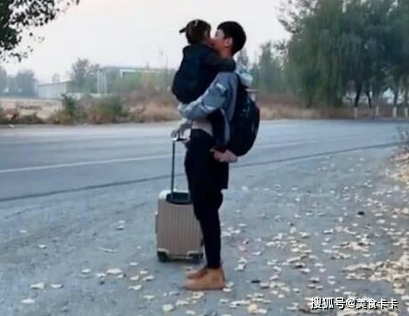 因为|哥哥比妹妹大15岁，每次哥哥要出门都是这场景，妈妈被暖化了