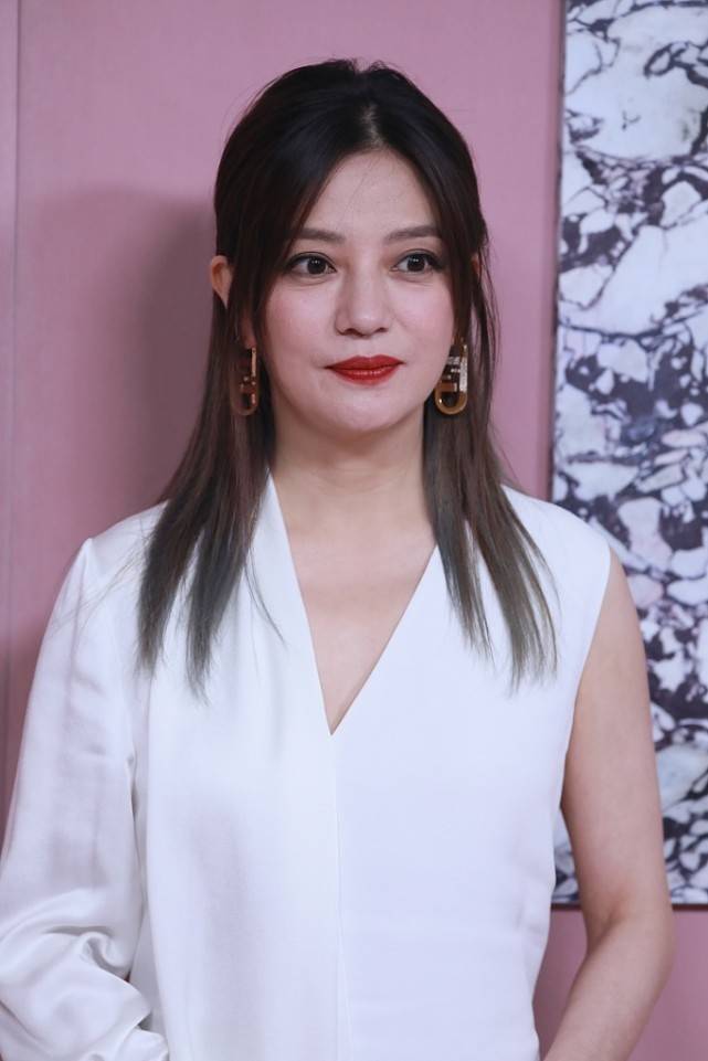 颜色|赵薇连设计这么独特的裙子，也能穿得时髦，就是鞋子搭配得怪怪的