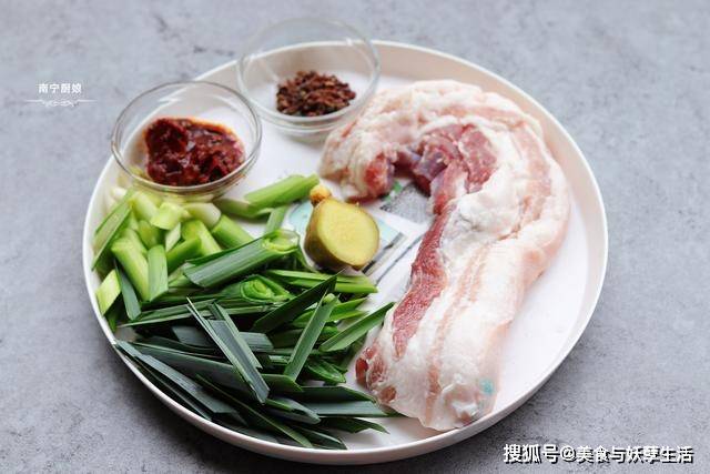 做法|回锅肉这样做吃着才过瘾，肥而不腻，超级下饭，每次做一盘不够吃