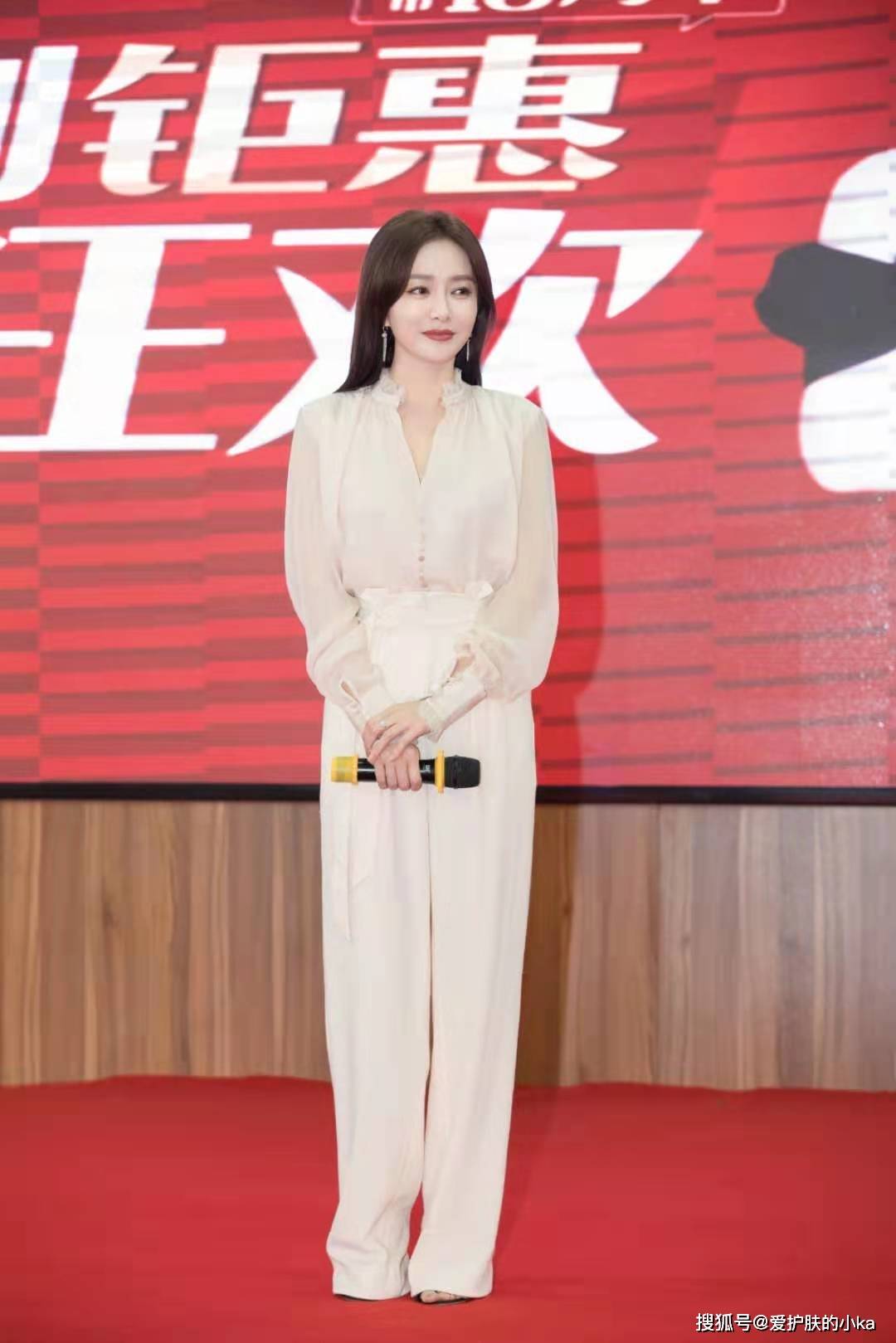 身材|41岁秦岚完全没有“阿姨感”，穿宝蓝针织青春靓丽，丸子头好少女