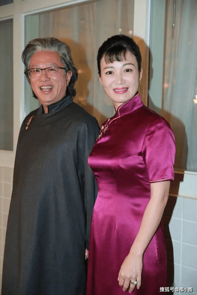老公|陈少霞已到了大婶的年纪，穿旗袍凸显傲人身材，难怪能二进豪门