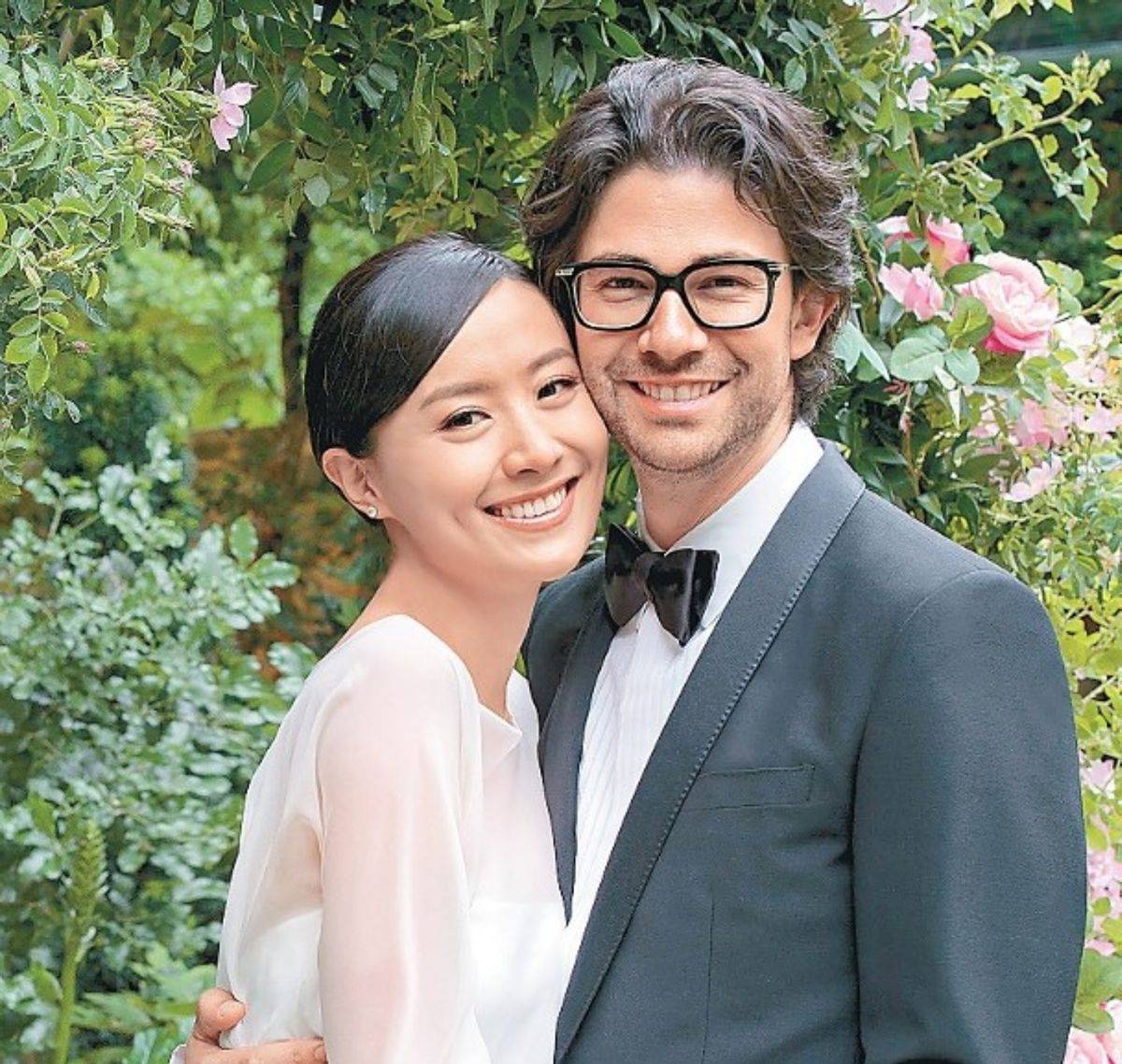 港姐陈法拉与二婚老公现身,两人牵手形影不离,背影不像孩子妈