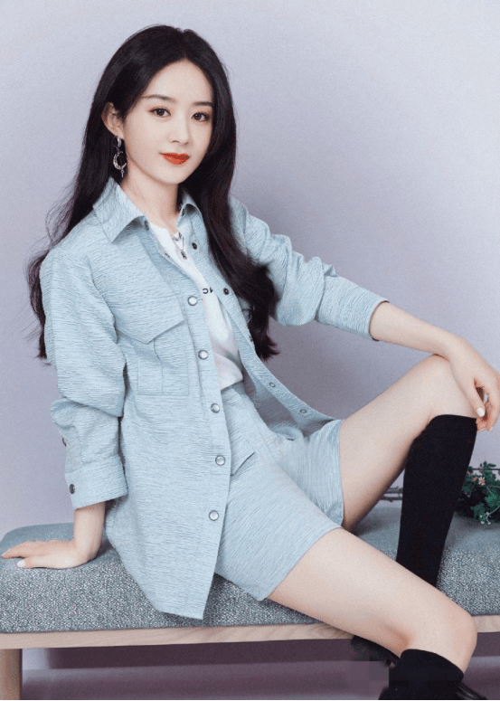 赵丽颖|赵丽颖离婚后高调亮相，小香风套装优雅年轻，气质比以前更好了