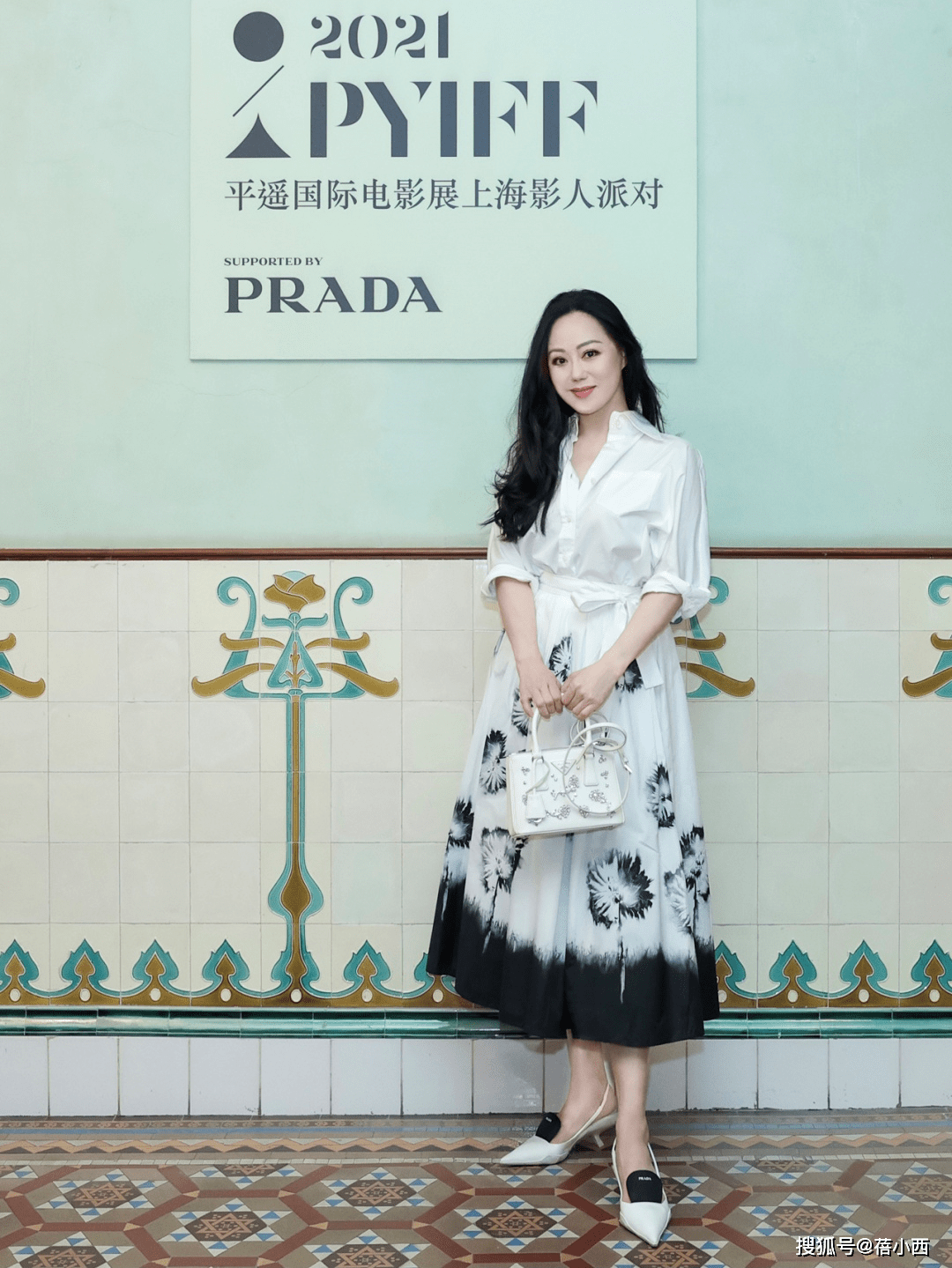 章小蕙|章小蕙的上流贵妇生活让人羡慕，穿白衬衫配半身裙，高级感藏不住