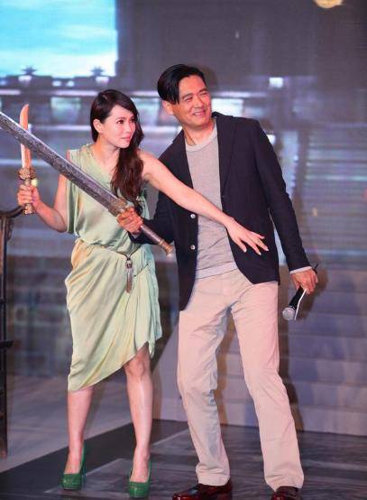 面料|伊能静扮嫩很成功,一袭缎面露肩裙,与小19岁刘亦菲同框不显老