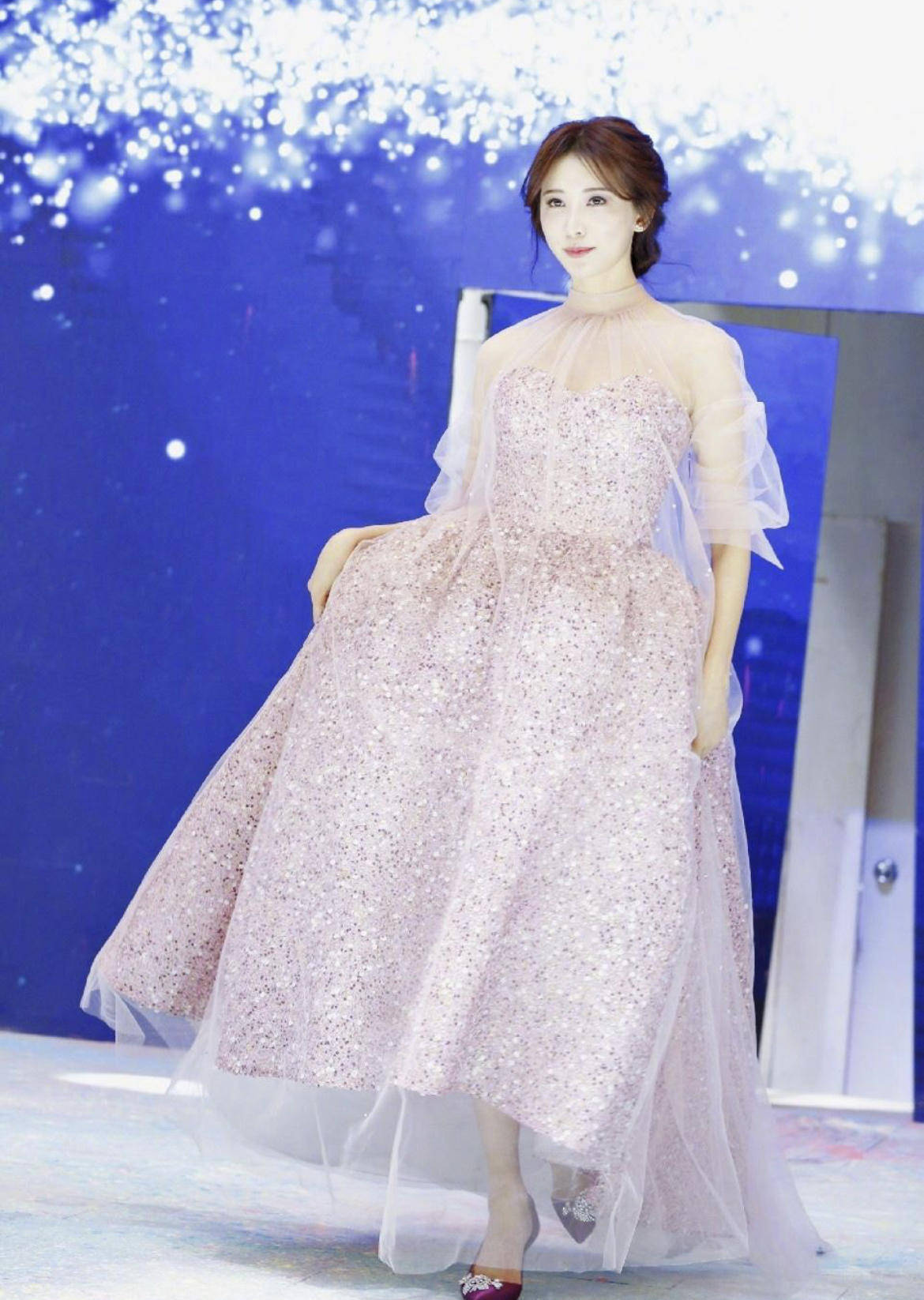 什么|林志玲真不像46岁!身穿白色长袖T恤搭配玫红色半身裙,减龄洋气