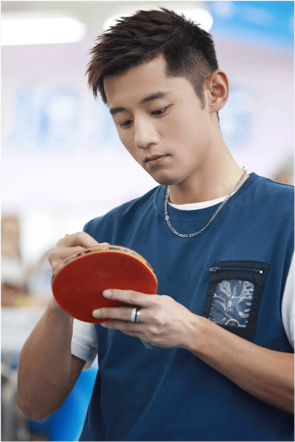 丁真|张继科教丁真颠球太难见！他穿西装变绅士儒雅，丁真却少年感十足