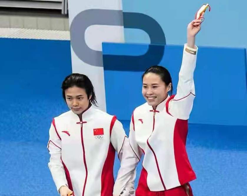 廷懋同岁,但是要比施廷懋来国家跳水队早4年的时间,同郭晶晶做过队友