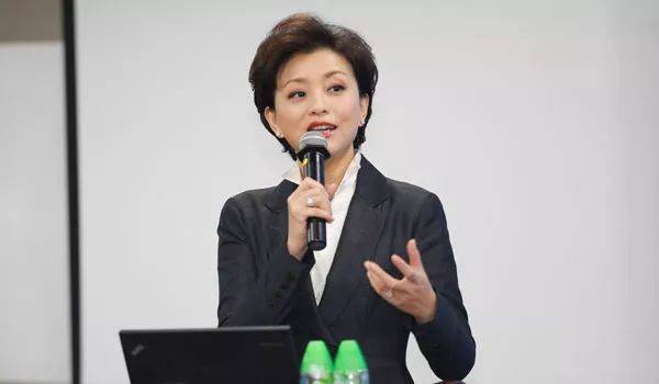 51岁“主持才女”杨澜拍了近照 嫁了个有钱老公 女儿比她漂亮