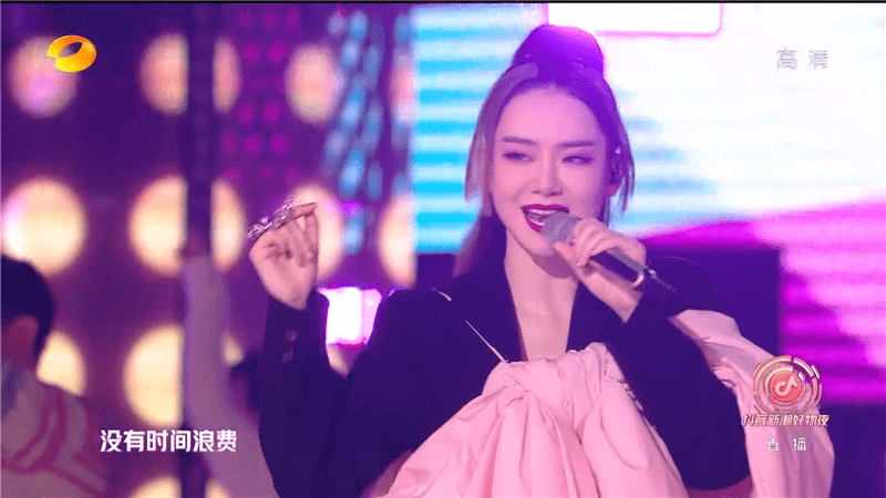 张萌|芒果817晚会女星状态大赏:娜扎紧张频卡词,张萌浮肿,硬糖全员扮嫩