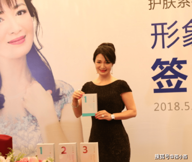 老公|陈少霞已到了大婶的年纪，穿旗袍凸显傲人身材，难怪能二进豪门