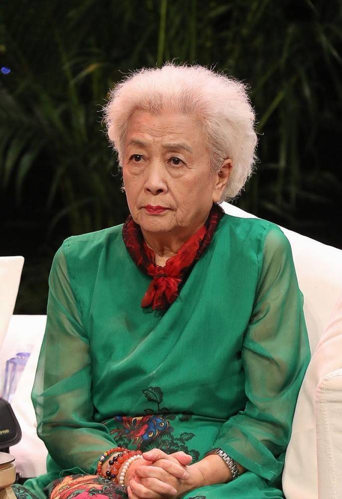 快90岁的谢芳气质好高贵,满头白发看着也精神,自然老去挺优雅的