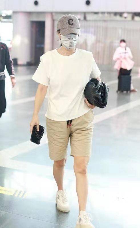 黑色|那英没有明星包袱,穿白T配“大裤衩”就出门,依然还有大姐范儿