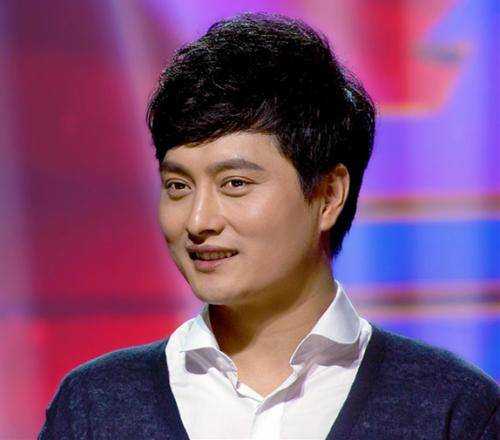 原创草根明星歌手云飞并非成名后与妻子离婚现任妻子大有来头