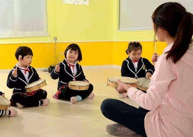 动画片|许多幼儿园，把孩子关在室内看动画片，几乎没有运动课程，怎么办？