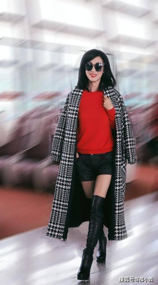 进行|米雪真是65岁的年纪35岁的身材,穿挂脖上衣配阔腿裤,像个年轻人